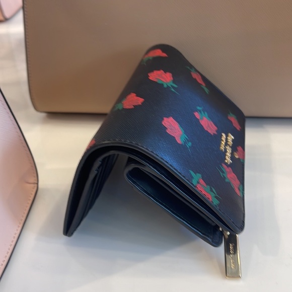 Kate Spade Madison Medium Compact Rose Toss Print Bifold Wallet
Black Multi
NWT - Picture 6 of 16